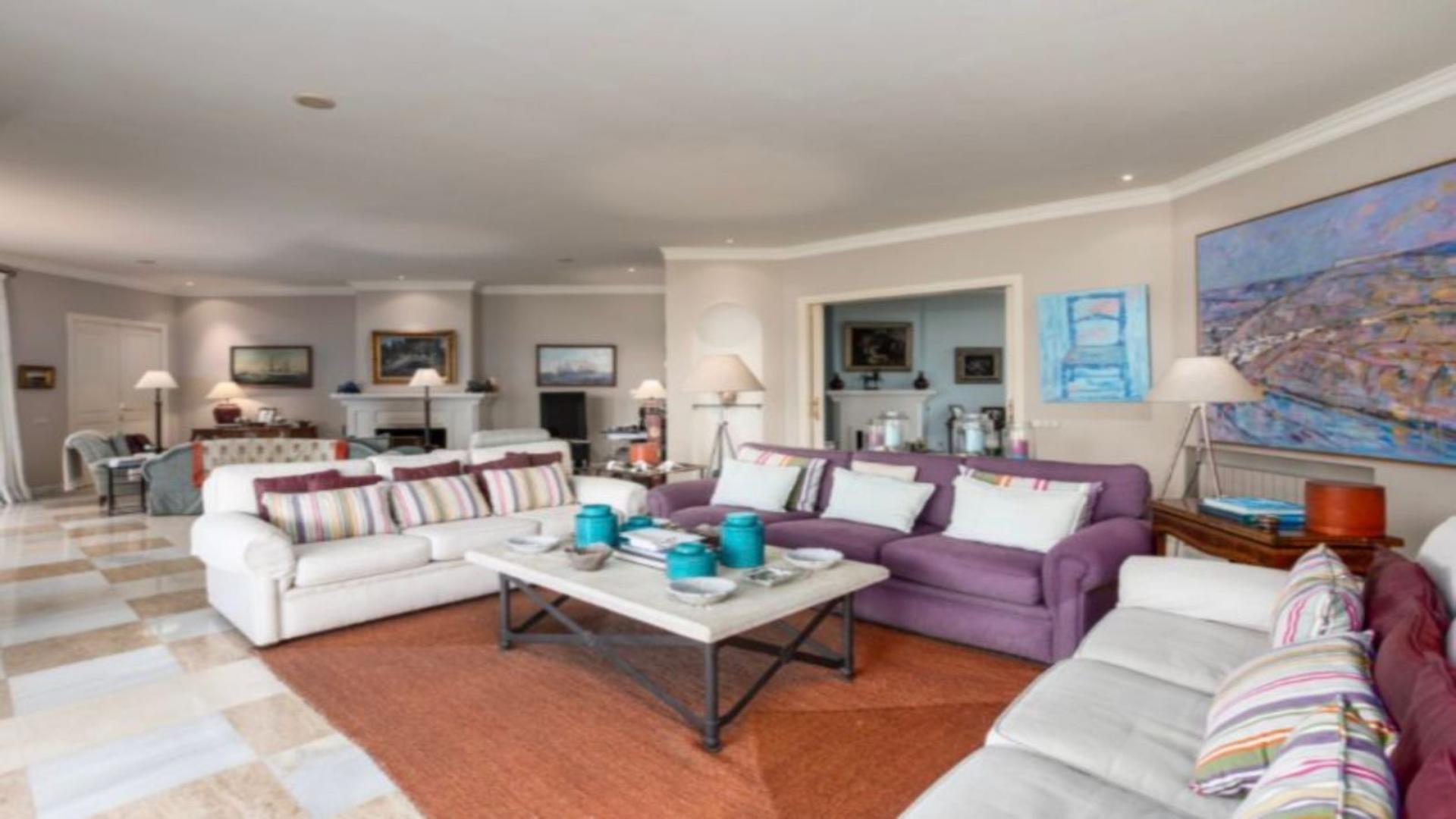 Covered patio with garden view at luxury villa in Guadalmina Baja, Marbella