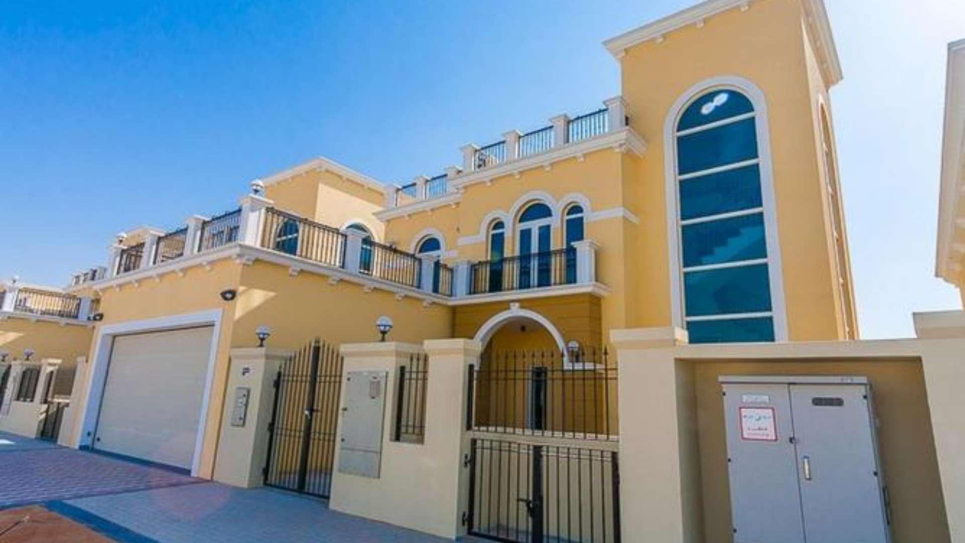 Exterior view of Four-Bed Legacy Nova Villa in Jumeirah Park, spacious backyard area