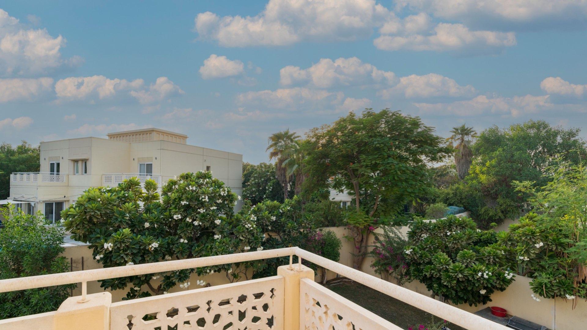 Family living room in four-bedroom villa, Meadows 9, Emirates Living, with garden view