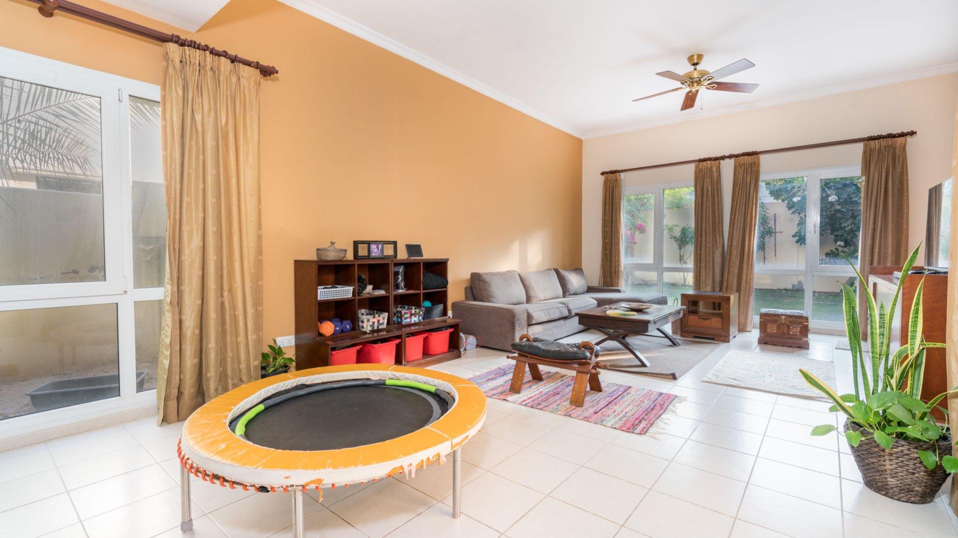 Exterior view of a four-bedroom villa for sale in Meadows 9, Emirates Living