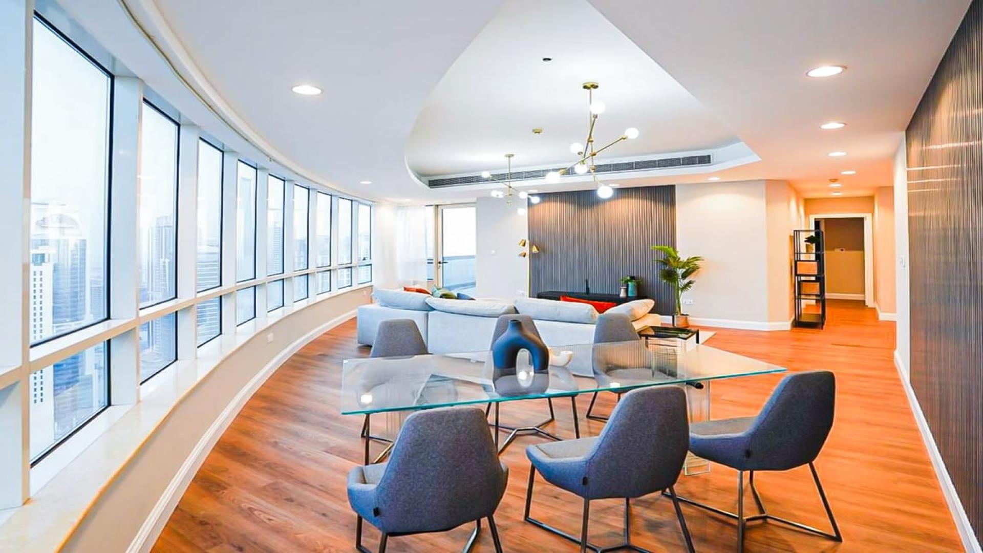 Spacious living room in 4-bedroom Horizon Tower apartment, Dubai Marina, with city views