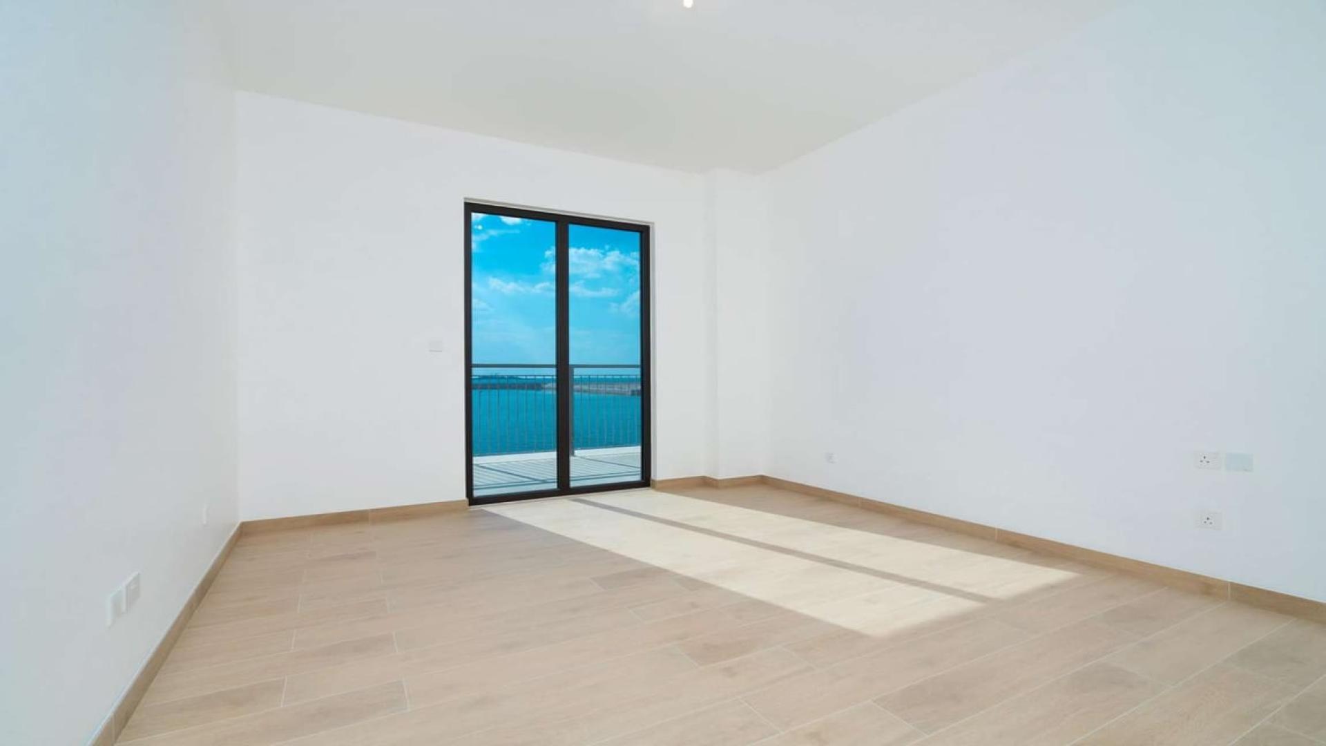 Bright living room with sea view in La Cote, Jumeirah apartment for sale