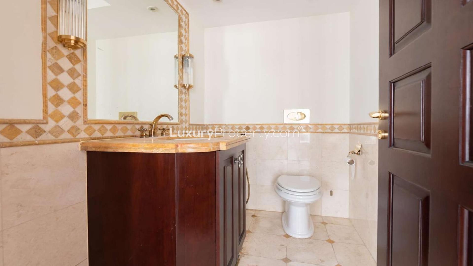 Spacious living area in four-bedroom beachfront penthouse, Jumeirah Beach Residence, Bahar