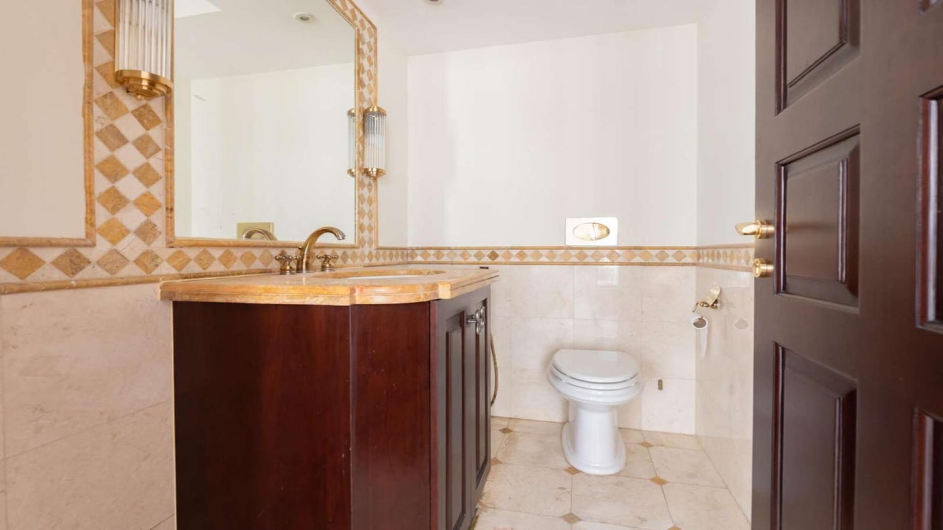 Spacious living area in four-bedroom beachfront penthouse, Jumeirah Beach Residence, Bahar