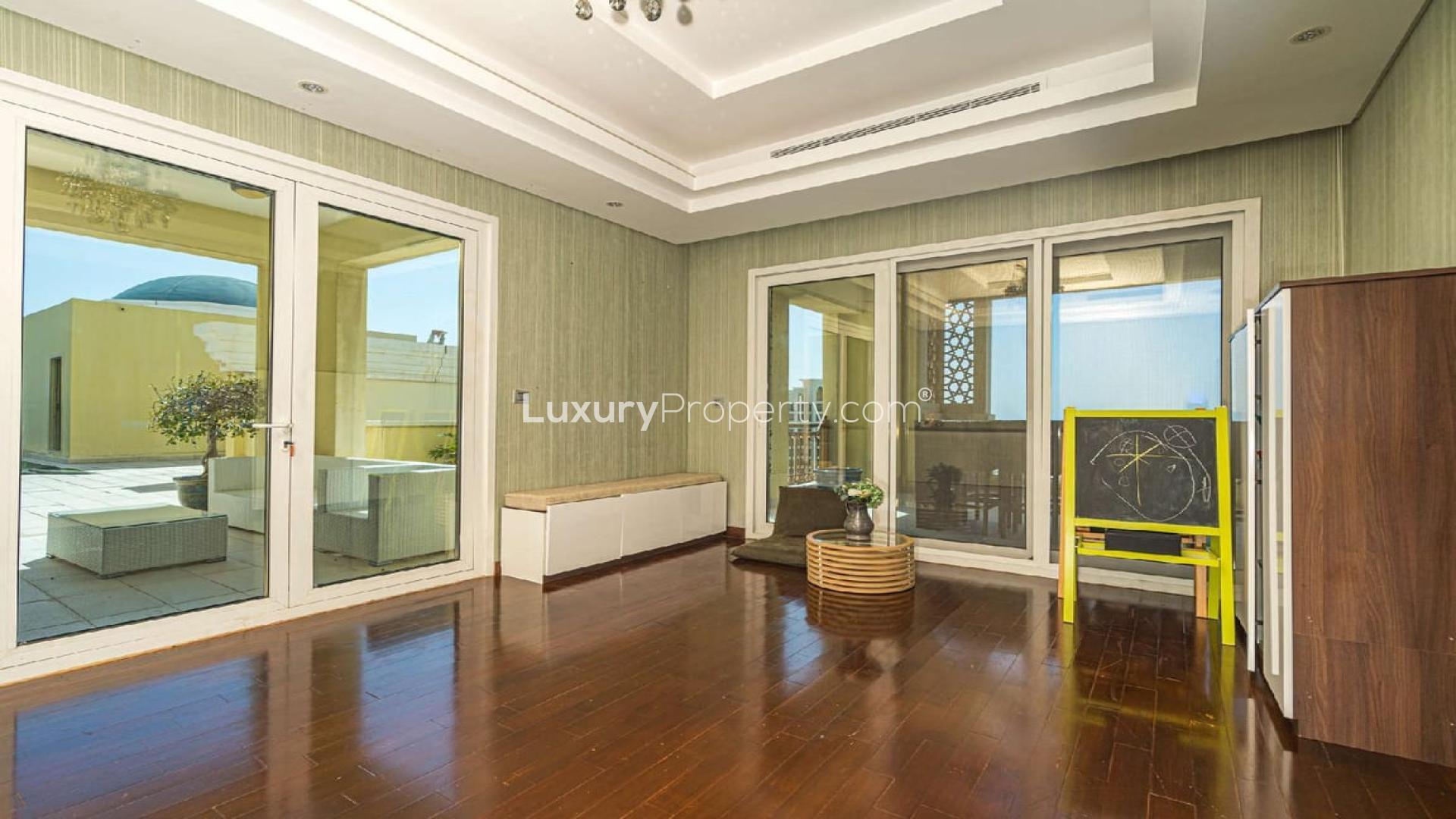 Spacious living room in luxury 4-bedroom duplex penthouse, Palm Jumeirah, Marina Residences