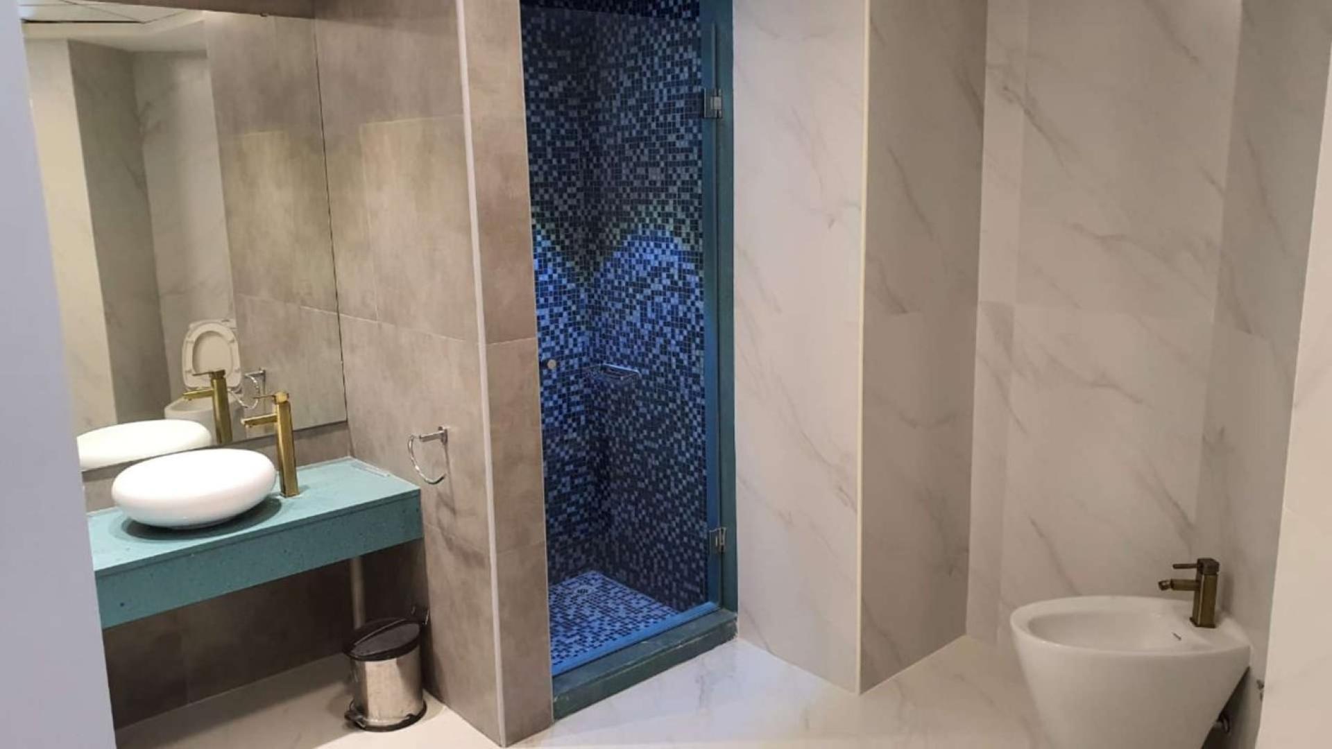 Luxurious bathroom in fully renovated four-bed duplex penthouse, Palm Jumeirah Shoreline Apartments