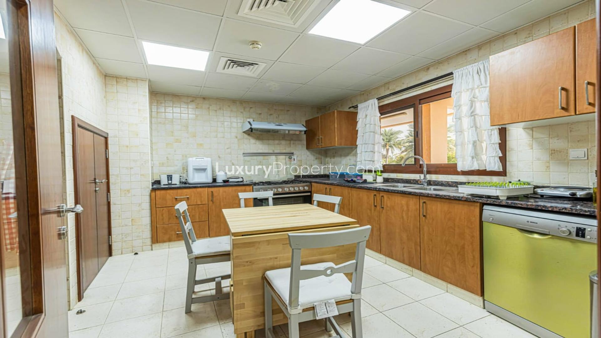 Spacious living and dining area in Jumeirah Islands 4-bedroom townhouse for rent