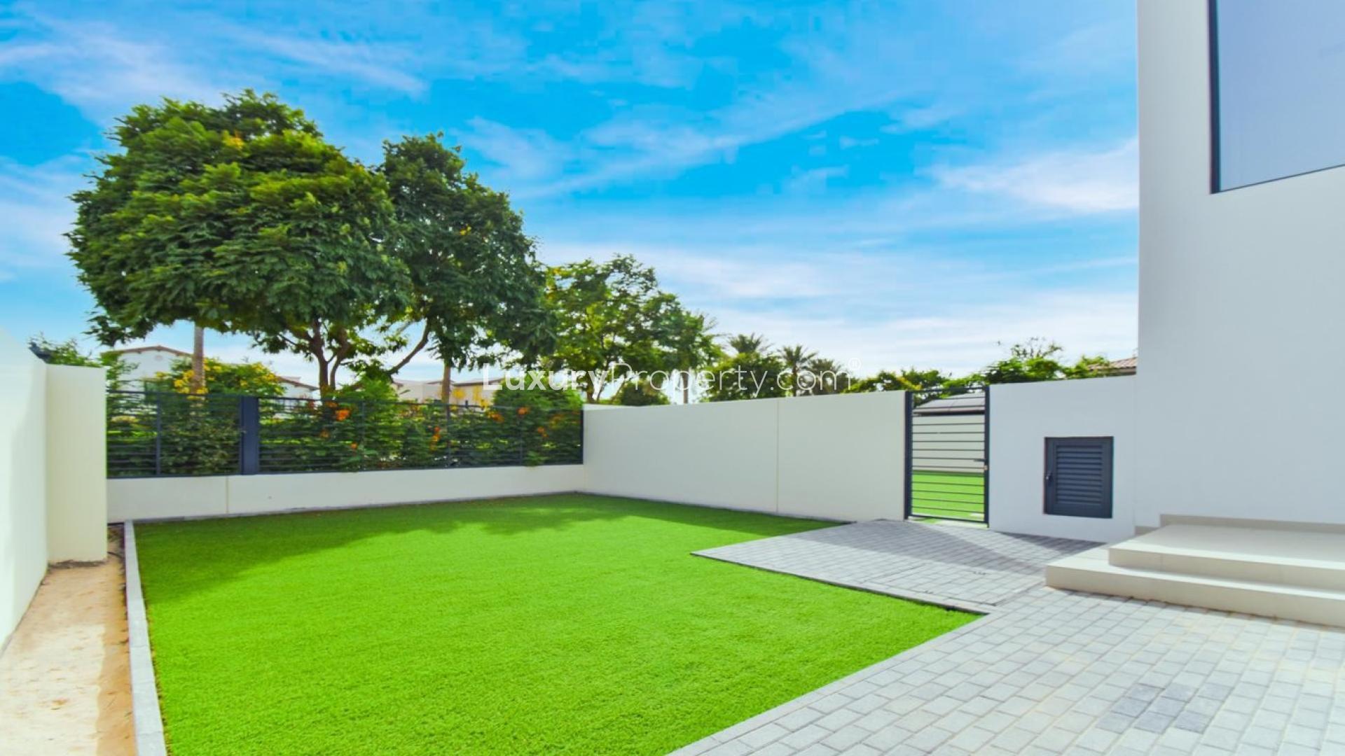 Spacious open-plan kitchen and living area in Camelia townhouse, Arabian Ranches 2