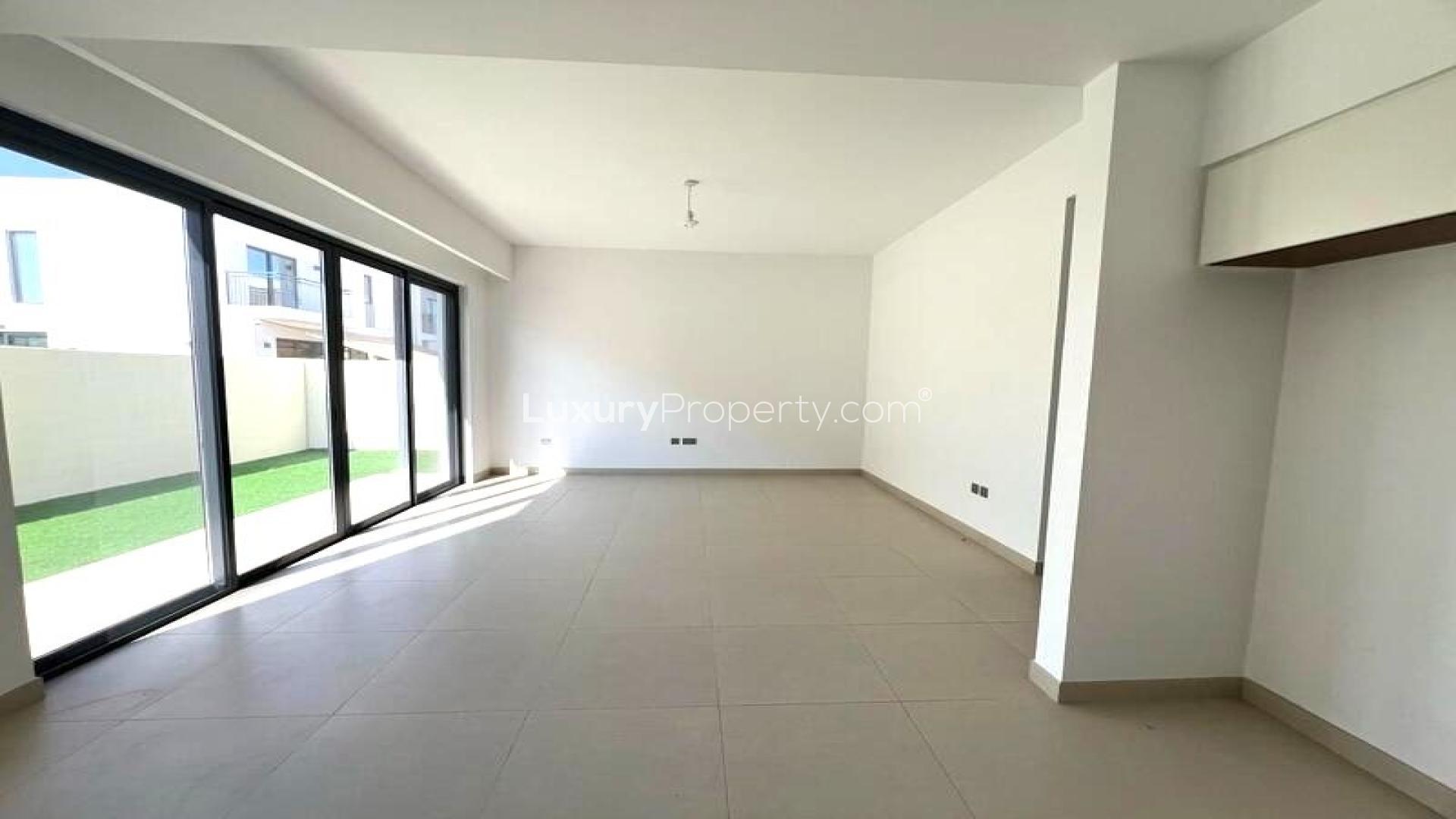 Modern kitchen in 4-bedroom townhouse for rent, Camelia, Arabian Ranches 2