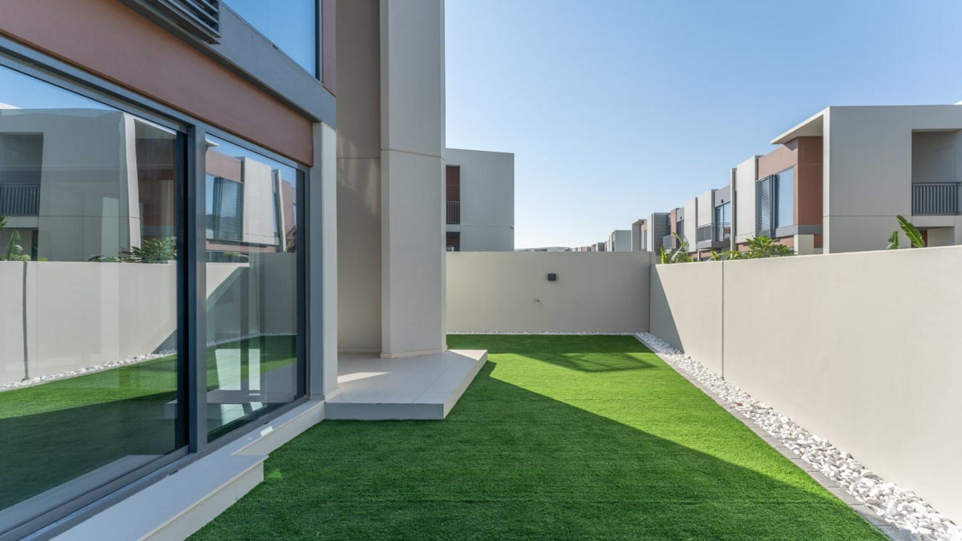 "Modern Cherrywoods townhouse with landscaped garden, Dubai Land. Ref: LP40752, 4 beds, 4 baths.",Landscaped backyard of Cherrywoods townhouse in Dubai Land, available for rent