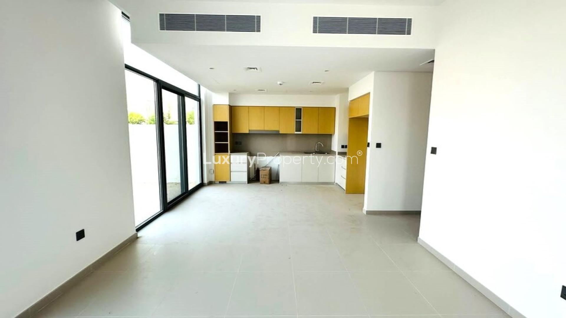 Modern kitchen in a 4-bedroom townhouse, Spring, Arabian Ranches 3, available for rent