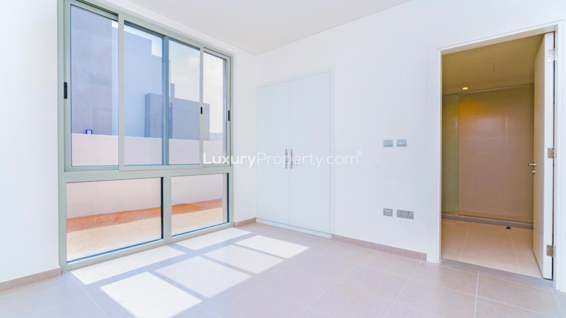 "Spacious kitchen in 4-bedroom Reem townhouse, Arabian Ranches 2, available for rent.",Bright bedroom with large window and ensuite in Reem Townhouse, Arabian Ranches 2
