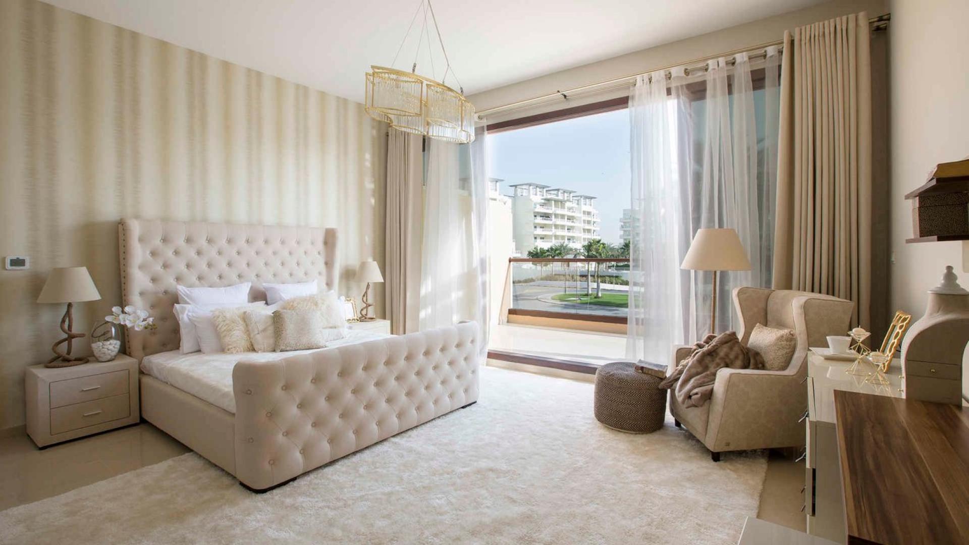 Four-bedroom townhouse living room in Jumeirah Islands, elegant design with modern furnishings