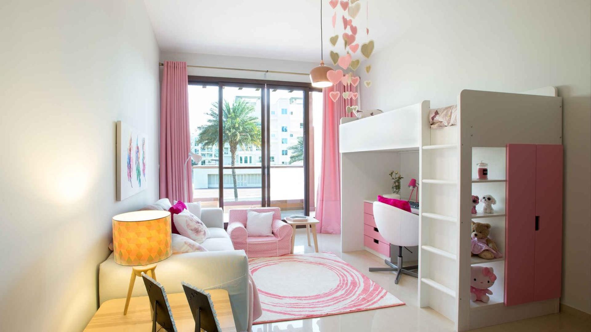 Modern living and dining area in four-bedroom Jumeirah Islands townhouse for sale