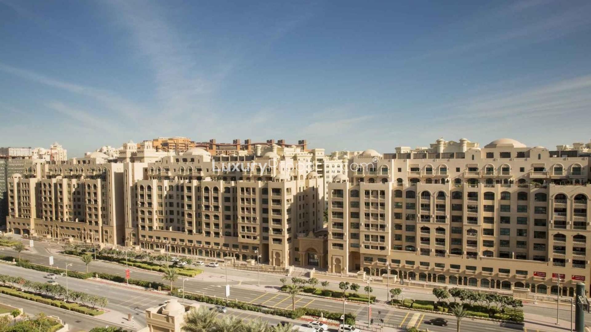 Golden Mile townhouse exterior view, Palm Jumeirah, Dubai real estate for sale