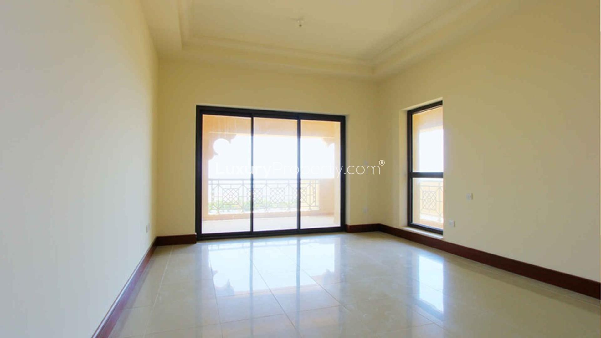 Spacious bedroom with balcony view in Golden Mile townhouse, Palm Jumeirah for sale