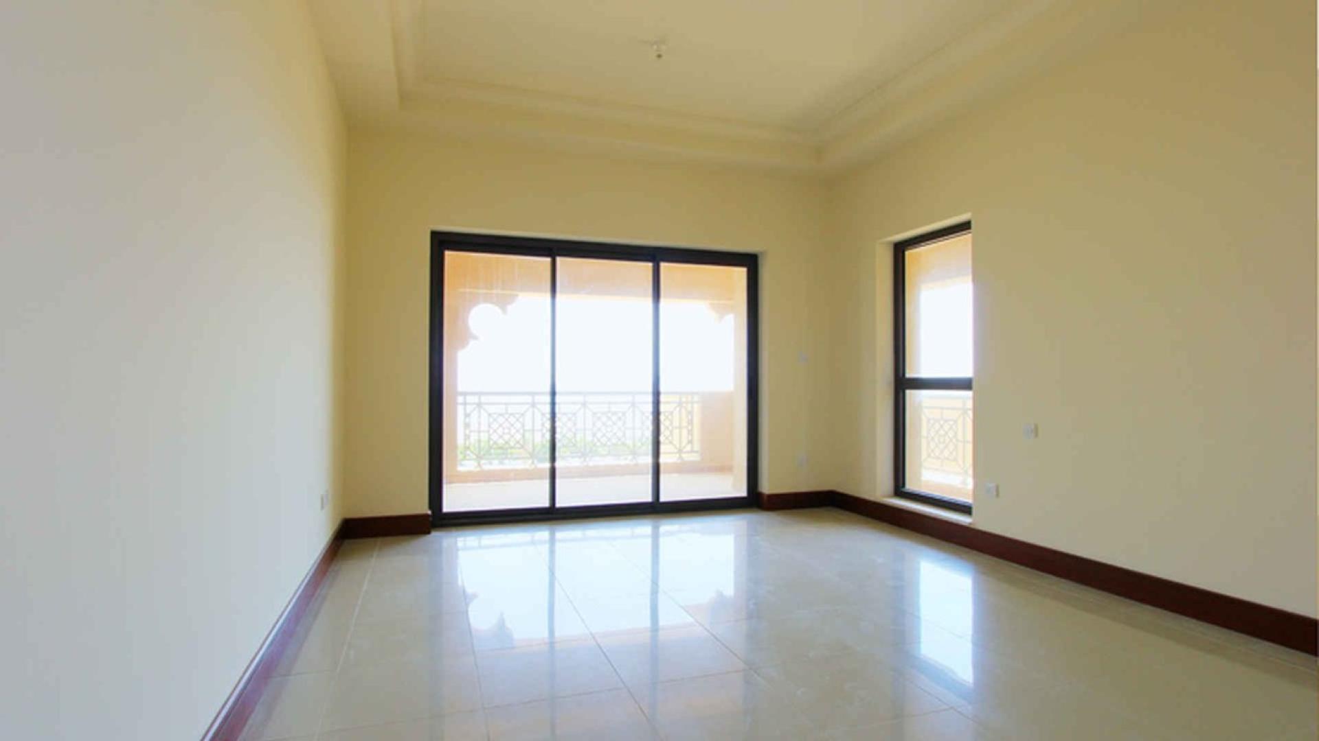 Spacious bedroom with balcony view in Golden Mile townhouse, Palm Jumeirah for sale