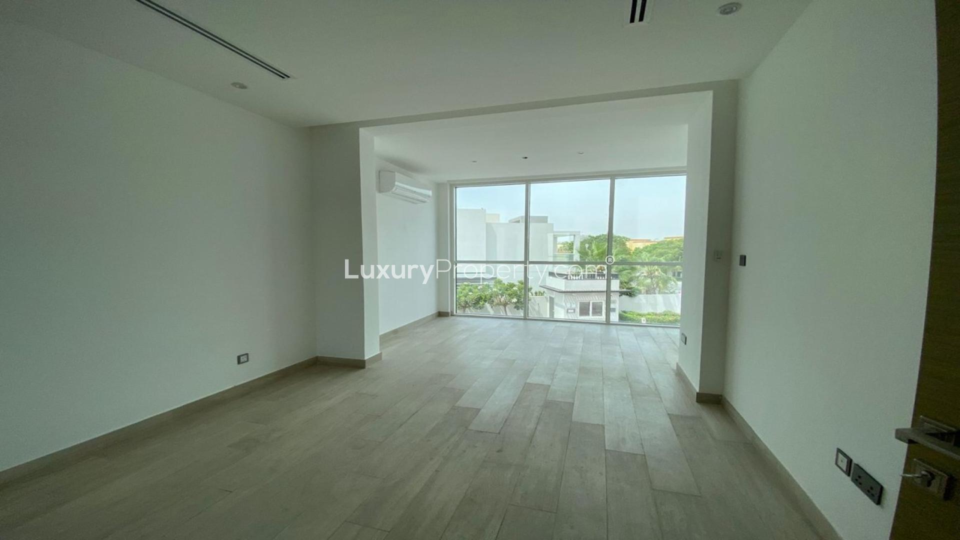 Modern kitchen in 4-bed townhouse, Royal Park, Jumeirah Park, vacant on transfer