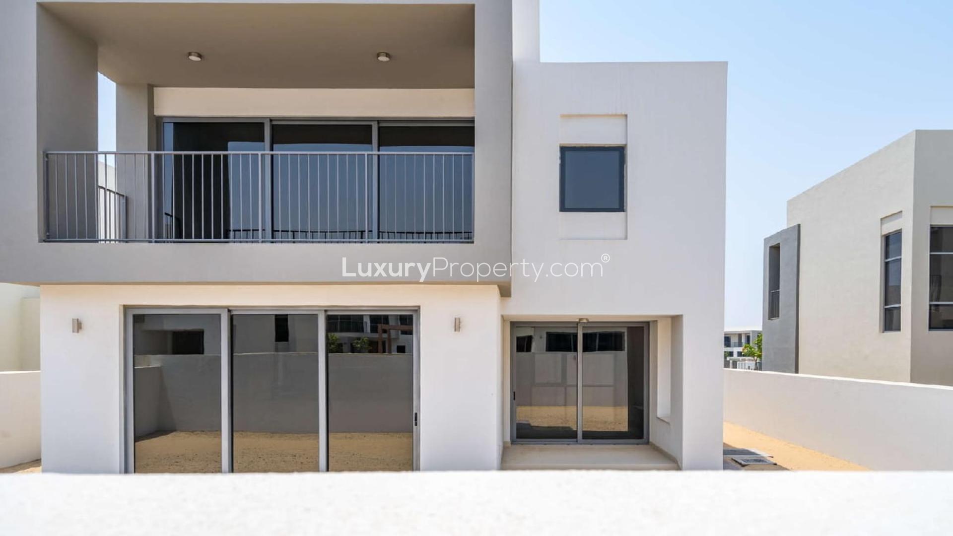 "Modern exterior of 4-bedroom villa for rent in Dubai Hills Estate, Sidra Villas.",Modern kitchen in 4-bedroom villa, Dubai Hills Estate, Sidra Villas. Bright and spacious design