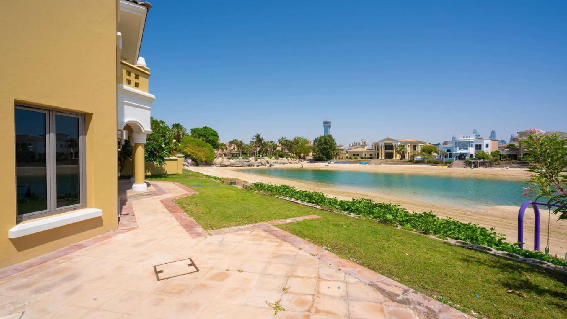 Spacious living room in vacant 4-bedroom villa, Garden Homes, Palm Jumeirah, Frond K