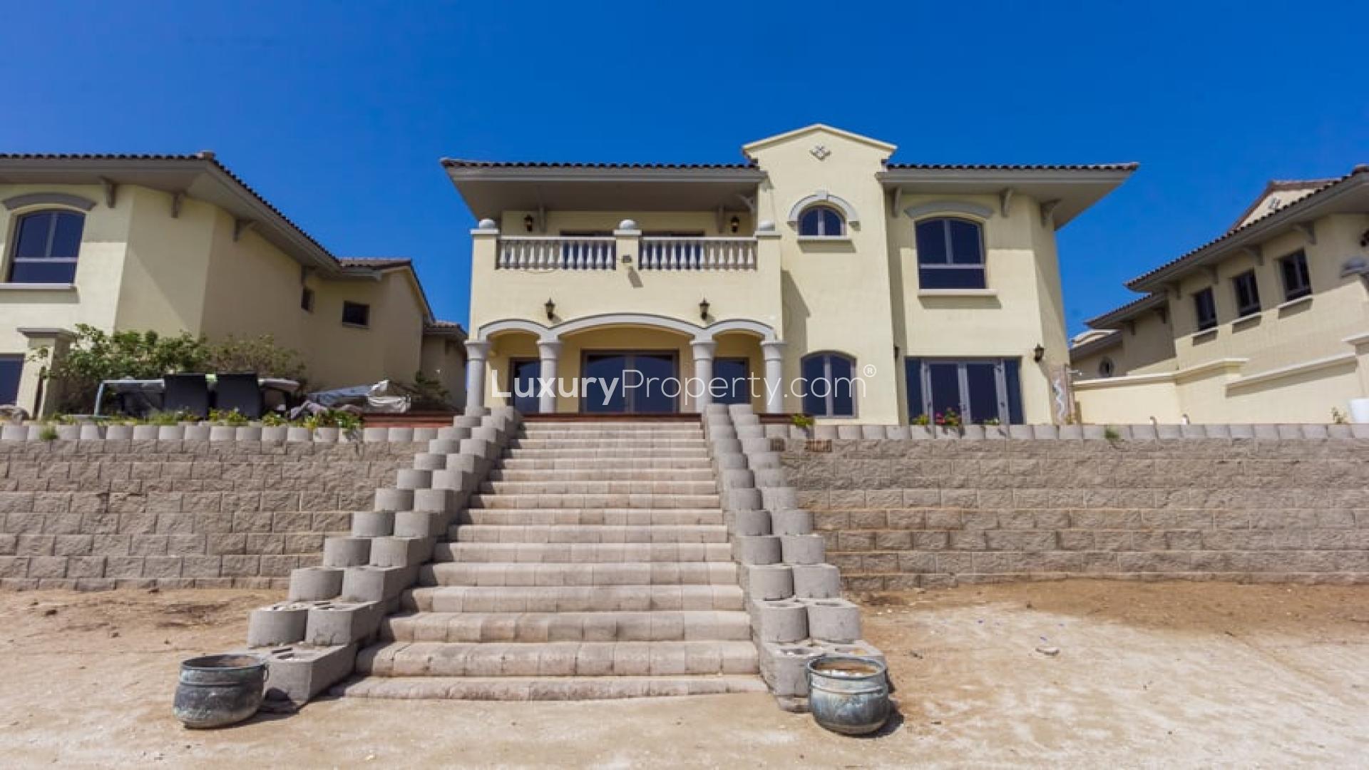 Luxurious living room in 4-bedroom Palm Jumeirah villa with elegant decor and chandelier