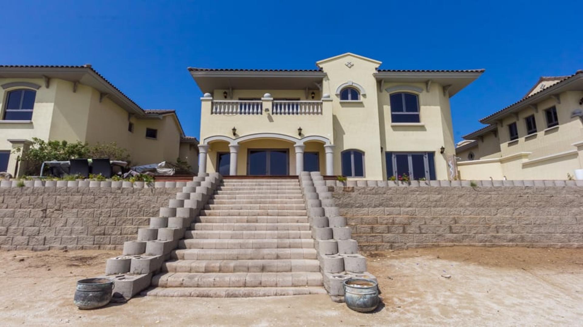Luxurious living room in 4-bedroom Palm Jumeirah villa with elegant decor and chandelier