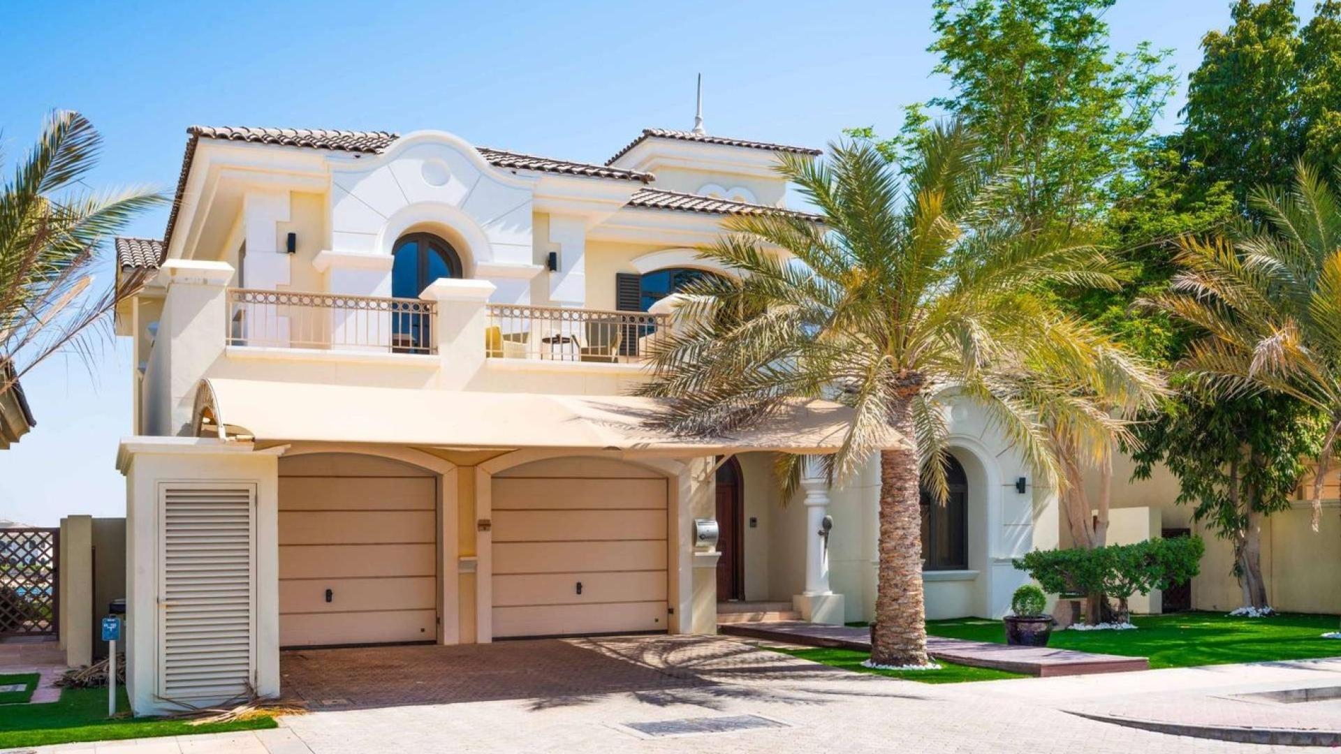 Stunning 4-bedroom garden villa exterior on Palm Jumeirah available for rent