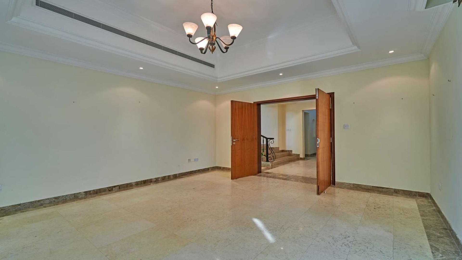 Luxury villa in Jumeirah Islands with private pool and garden, available for rent