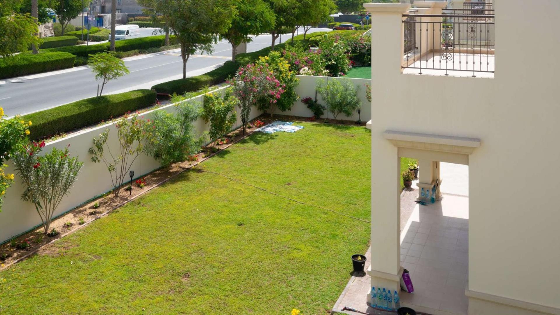 Bright room with large arched window in Rosa villa, Arabian Ranches 2, for rent