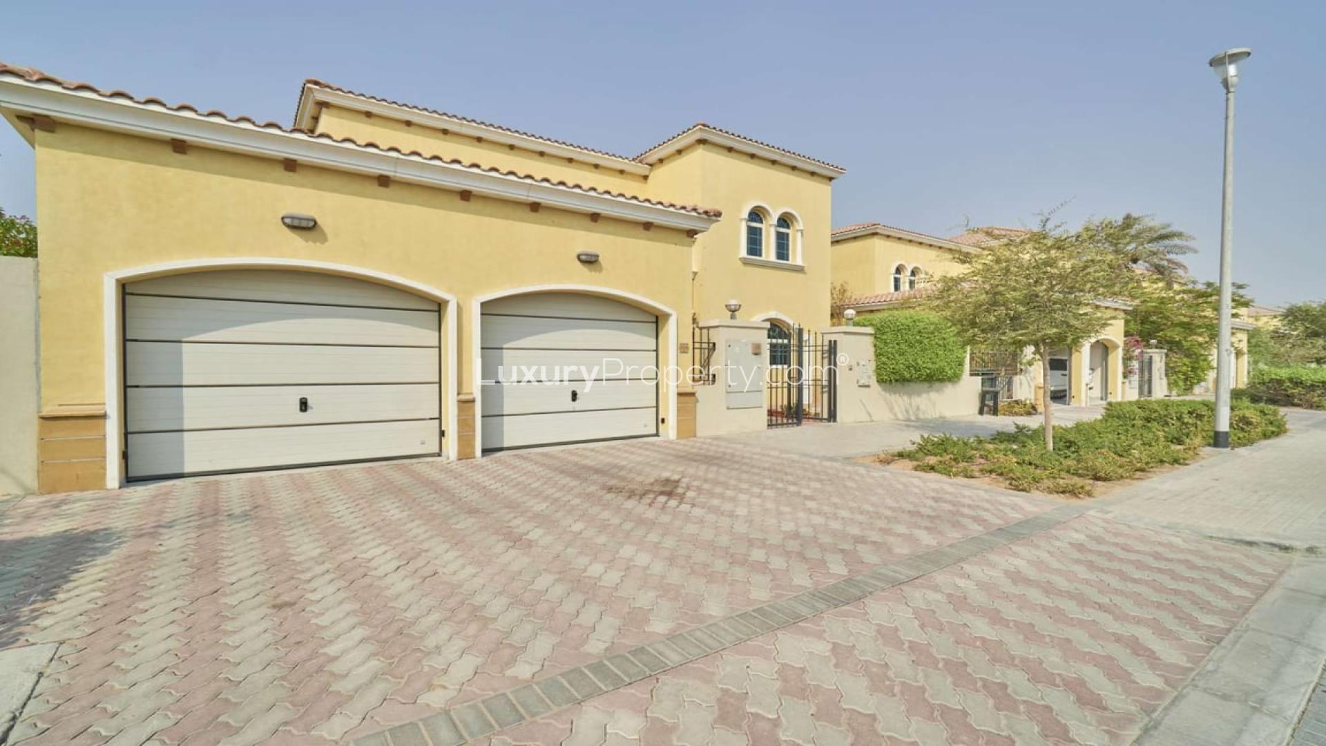 Front entrance of 4-bedroom villa for rent in Jumeirah Islands, Legacy community