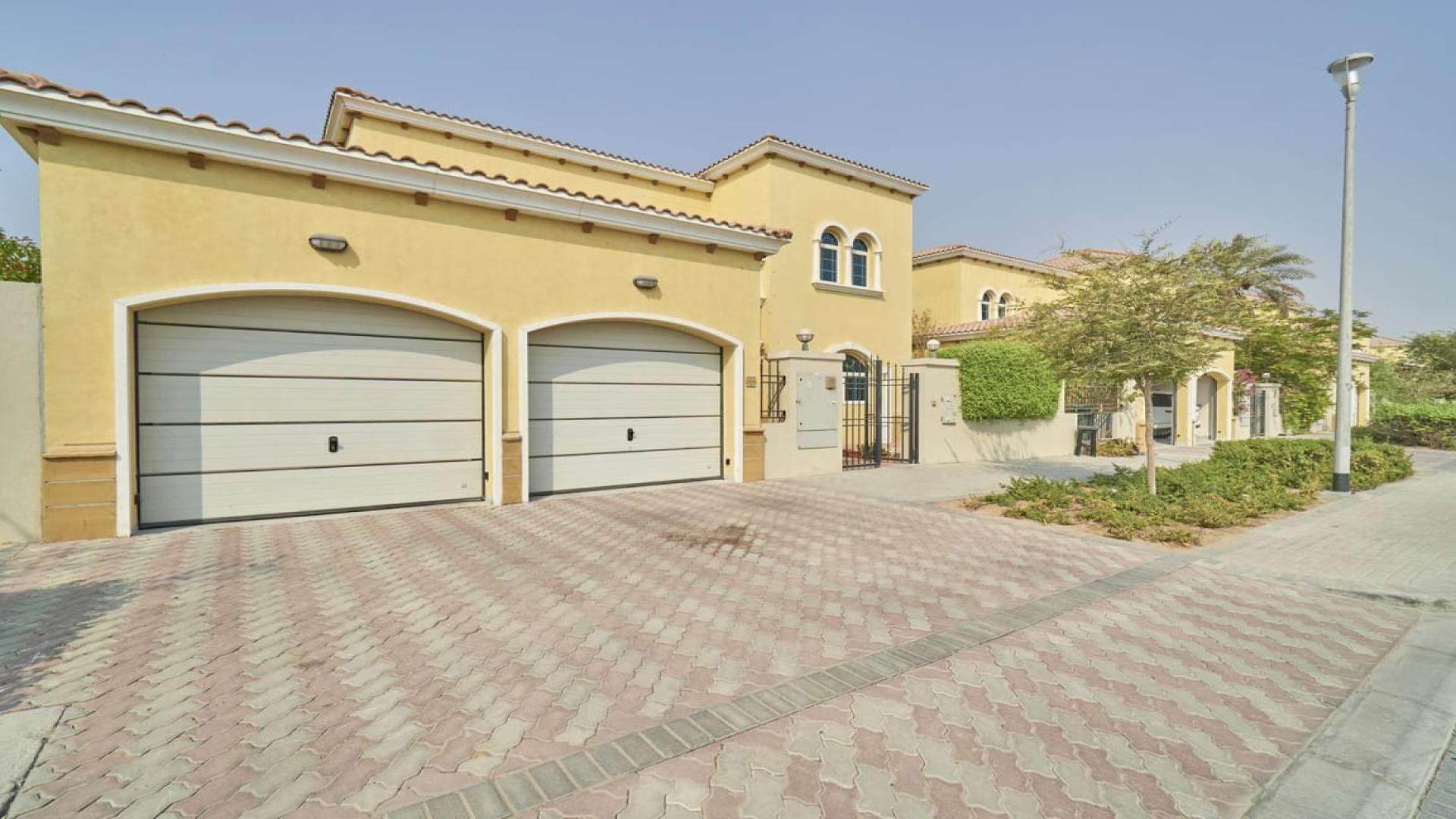 Front entrance of 4-bedroom villa for rent in Jumeirah Islands, Legacy community