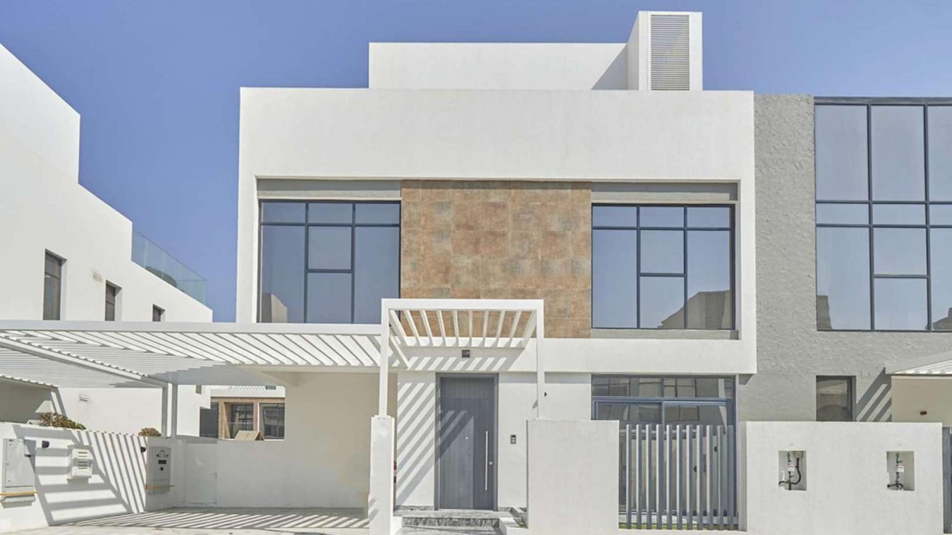 Contemporary 4-bedroom villa exterior with lawn at Jumeirah Luxury, Jumeirah Golf Estates