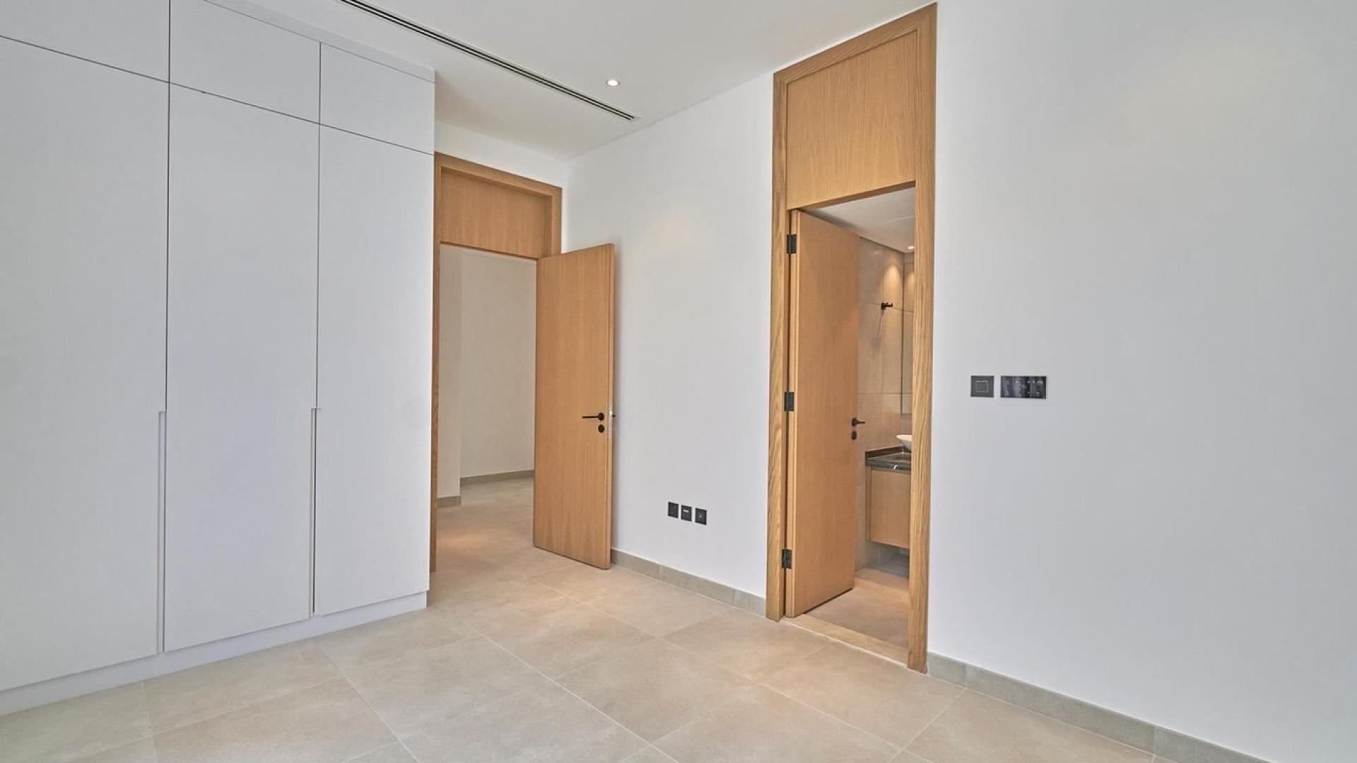 Contemporary open-plan kitchen and living area in Jumeirah Luxury Villa, JGE for rent