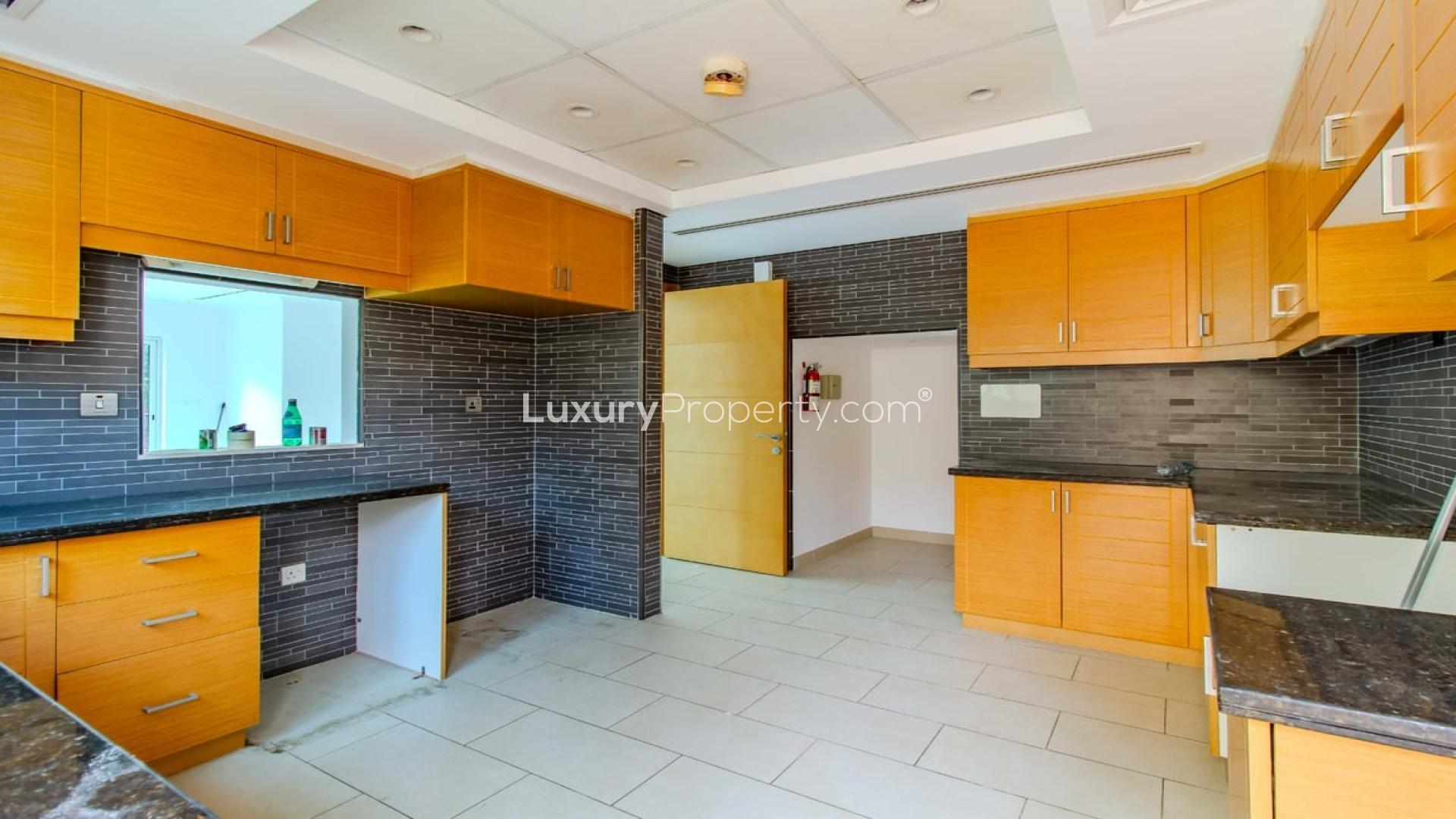 Modern kitchen in 4-bedroom villa for rent, Jumeirah Park, Legacy sub-community