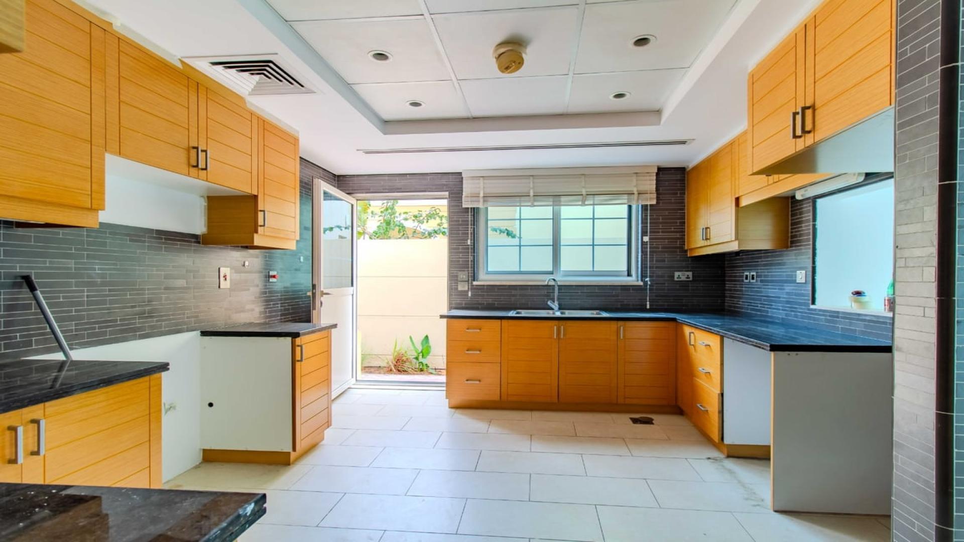 Spacious living area in 4-bedroom villa for rent, Legacy, Jumeirah Park