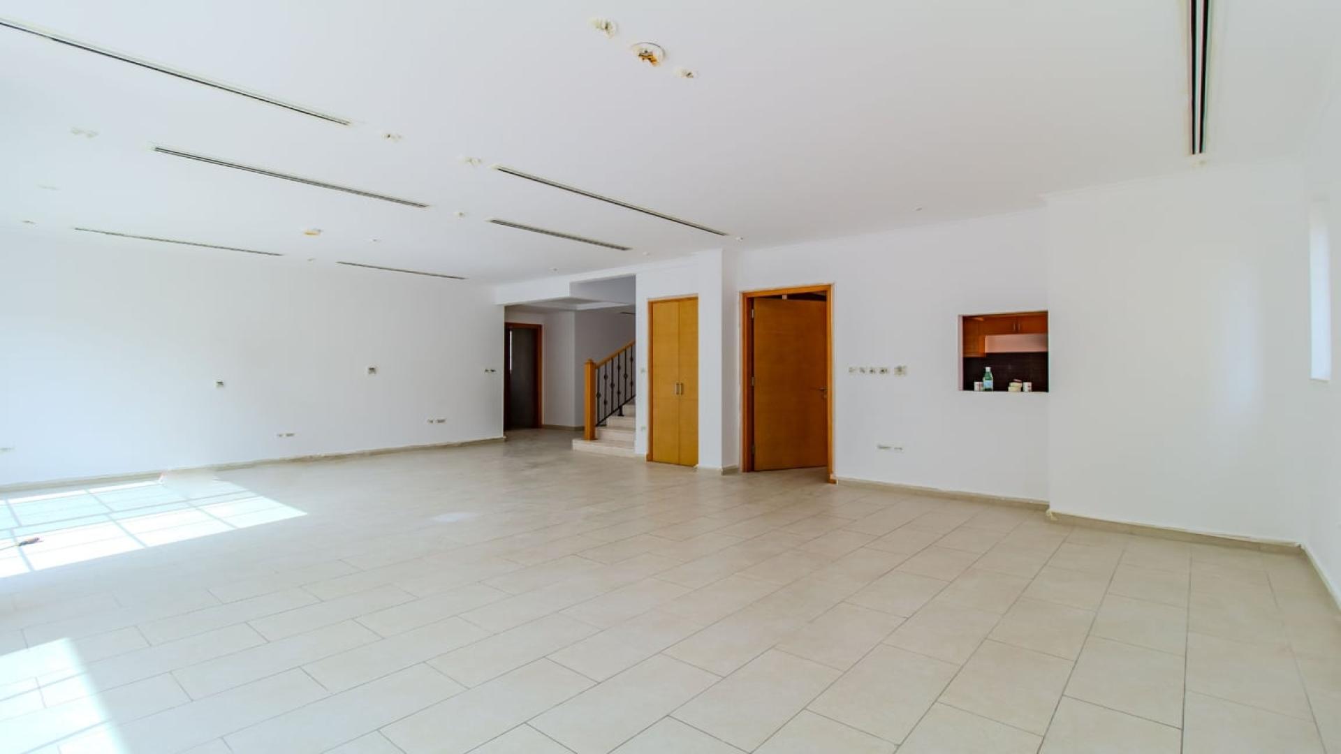 4-Bedroom Villa Exterior in Jumeirah Park's Legacy Sub-Community, Available for Rent