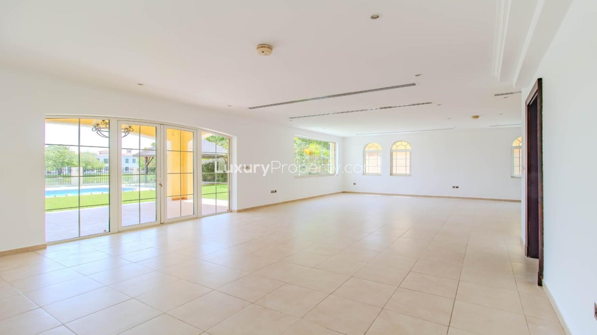 Villa with pool in Jumeirah Park, Legacy, 4-bedroom, 5-bathroom, available for rent