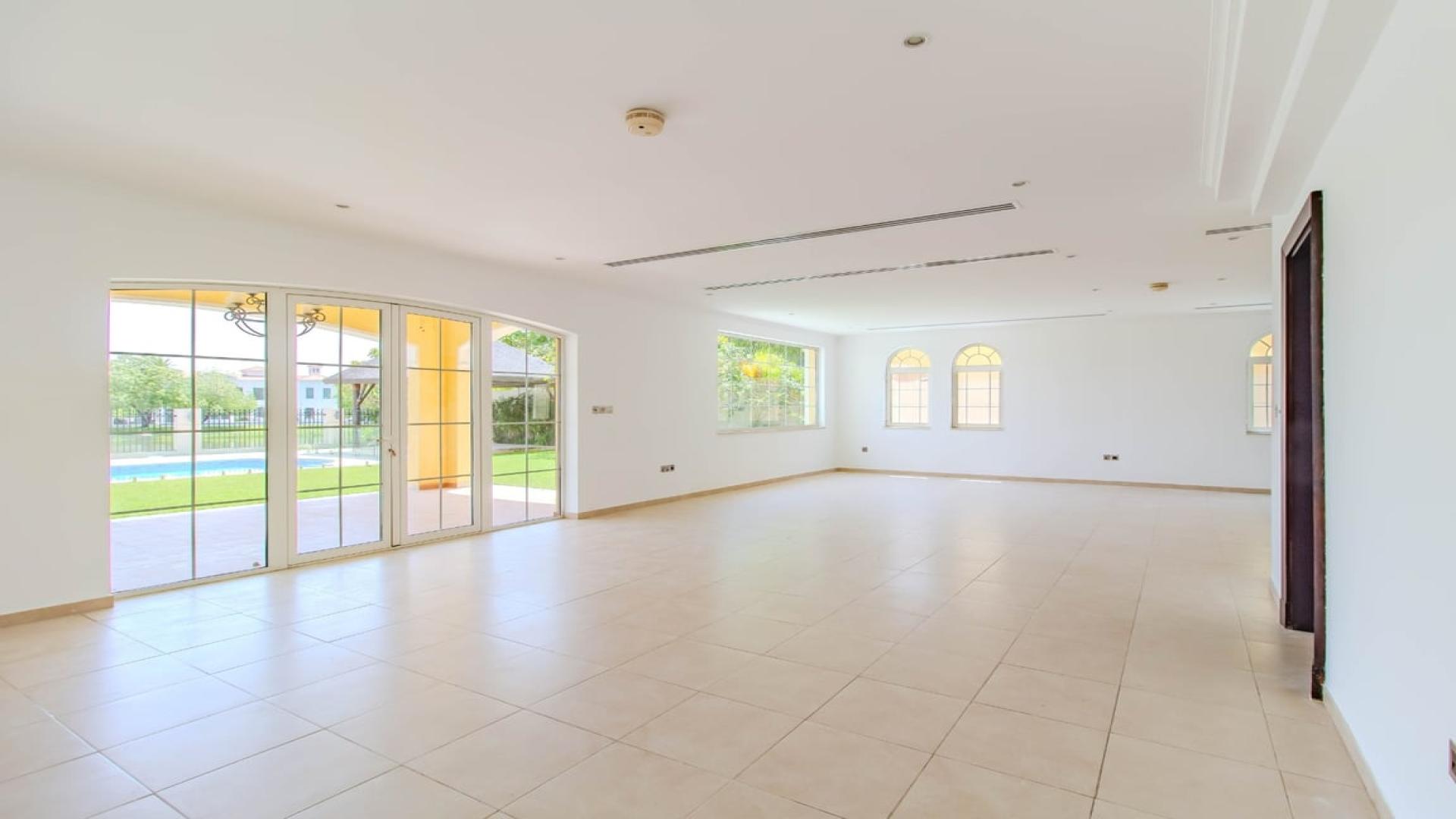 Villa with pool in Jumeirah Park, Legacy, 4-bedroom, 5-bathroom, available for rent