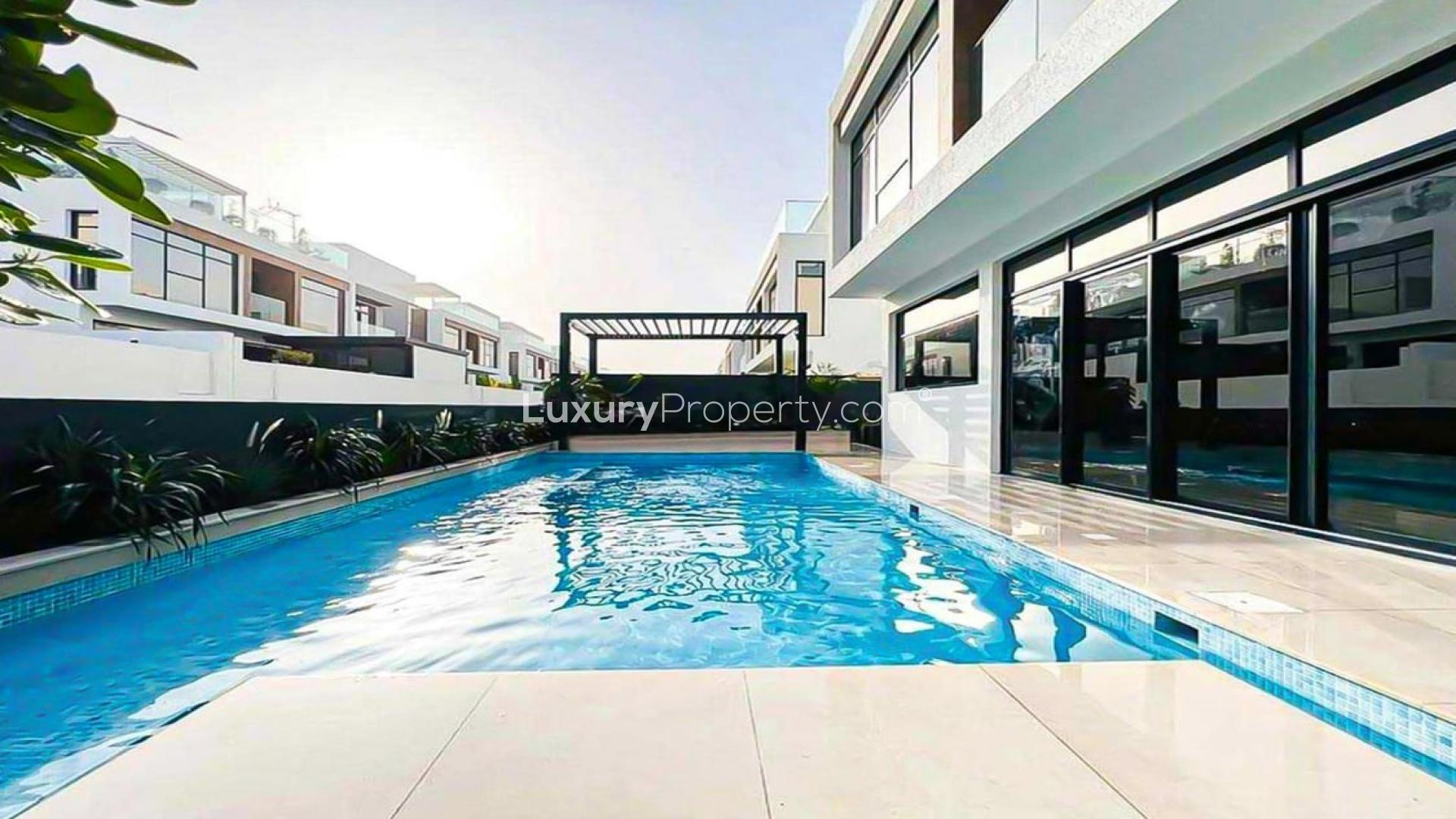 Luxury villa with beautiful swimming pool in Jumeirah Golf Estates, perfect for rent