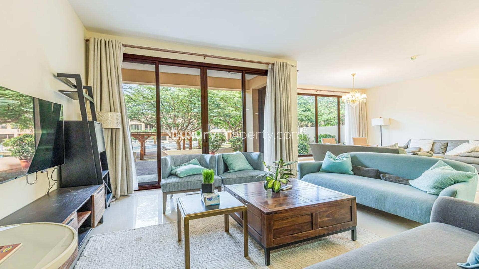 Furnished living room in Jumeirah Islands townhouse villa for rent, next to pool