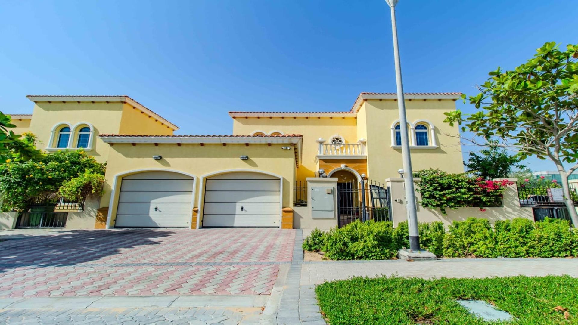 Luxury 4-bedroom Legacy Villa with pool in Jumeirah Park, available for rent