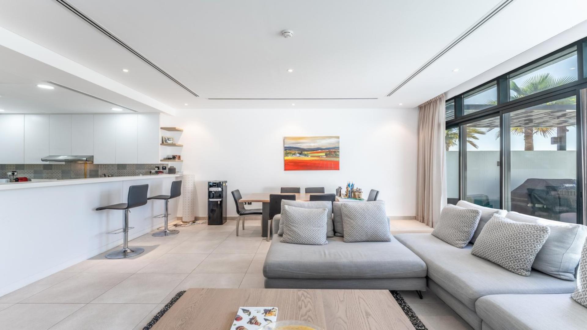 Private villa garden with lush green view in Jumeirah Golf Estates, near Earth Golf Course