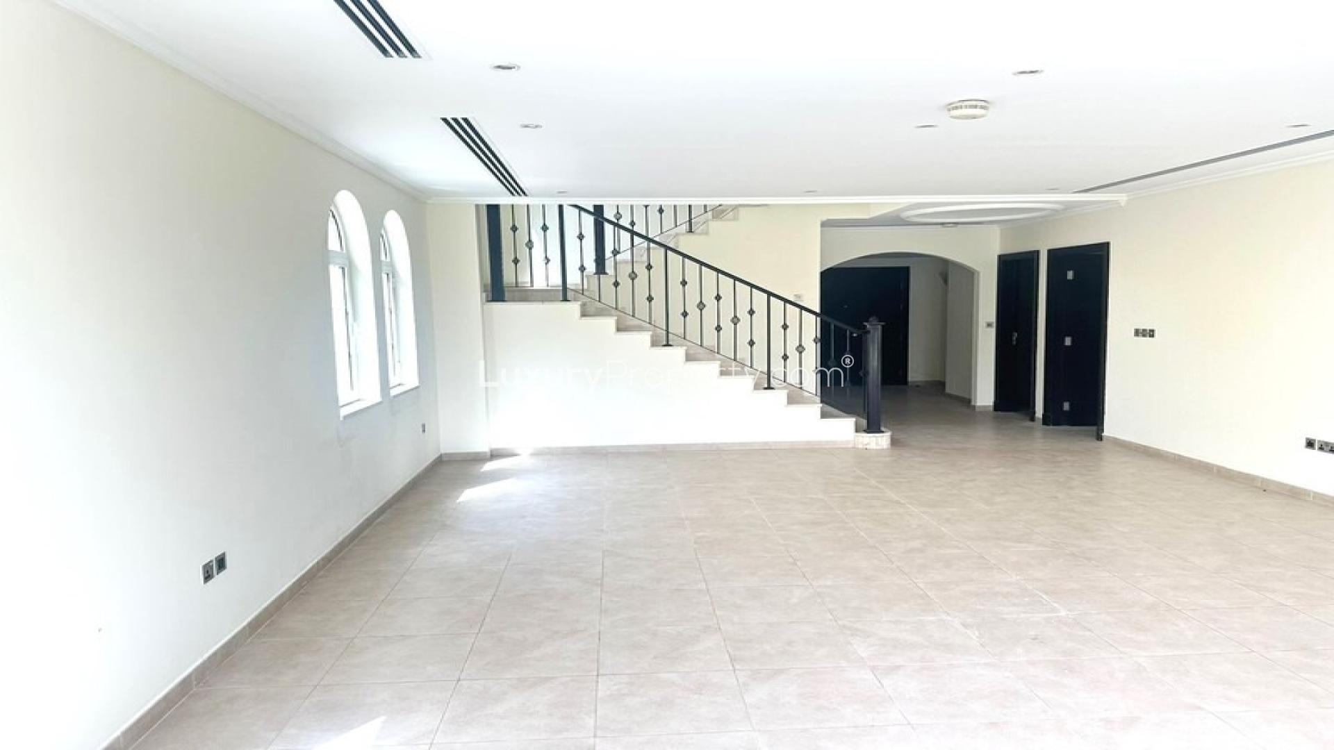 4-Bedroom Legacy Villa with Lawn in Jumeirah Park for Rent, Ref LP40829