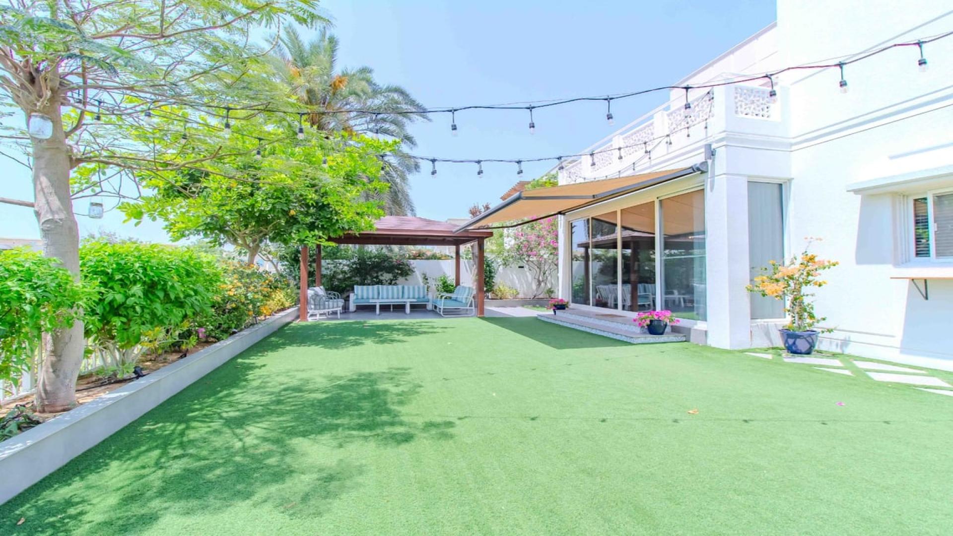 Fully upgraded Meadows 9 villa with spacious garden and patio, available for rent