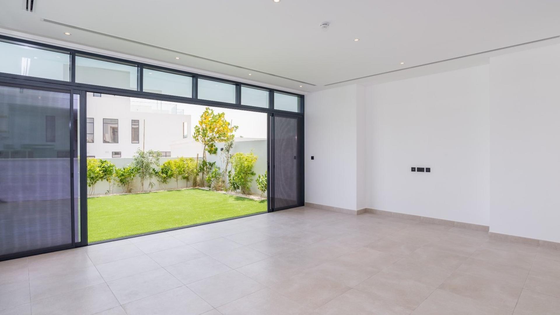 Modern open-plan kitchen and living area in Jumeirah Luxury villa, Jumeirah Golf Estates