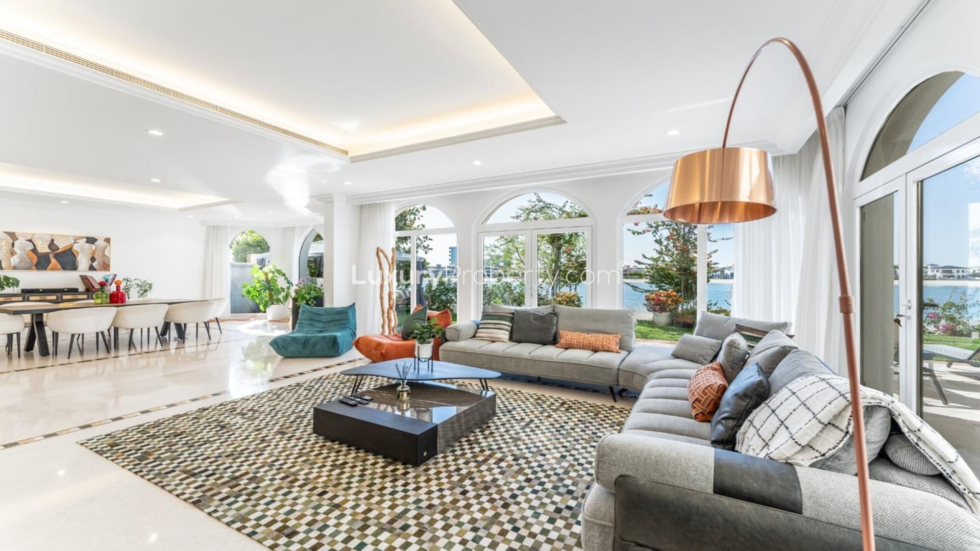 Furnished 4-bedroom villa with garden, Palm Jumeirah, available for rent, exterior view