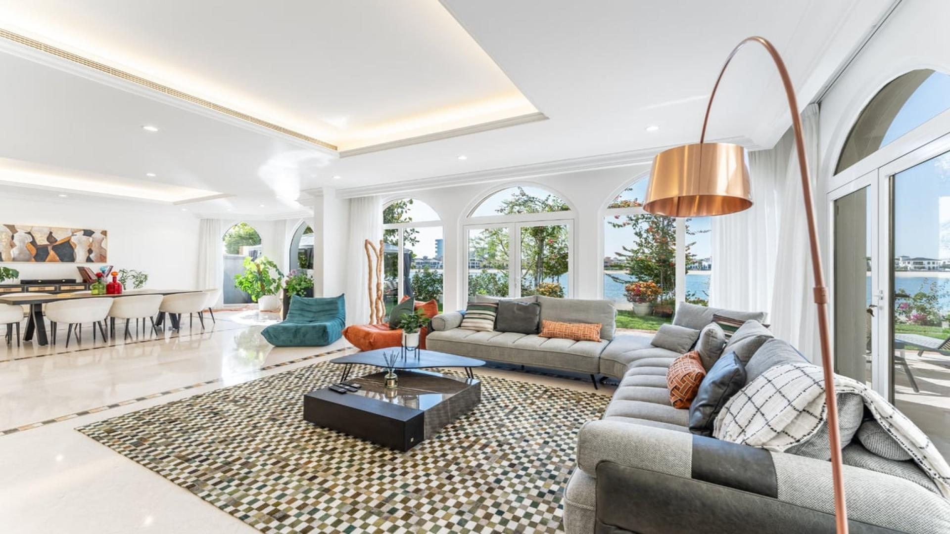 Furnished 4-bedroom villa with garden, Palm Jumeirah, available for rent, exterior view