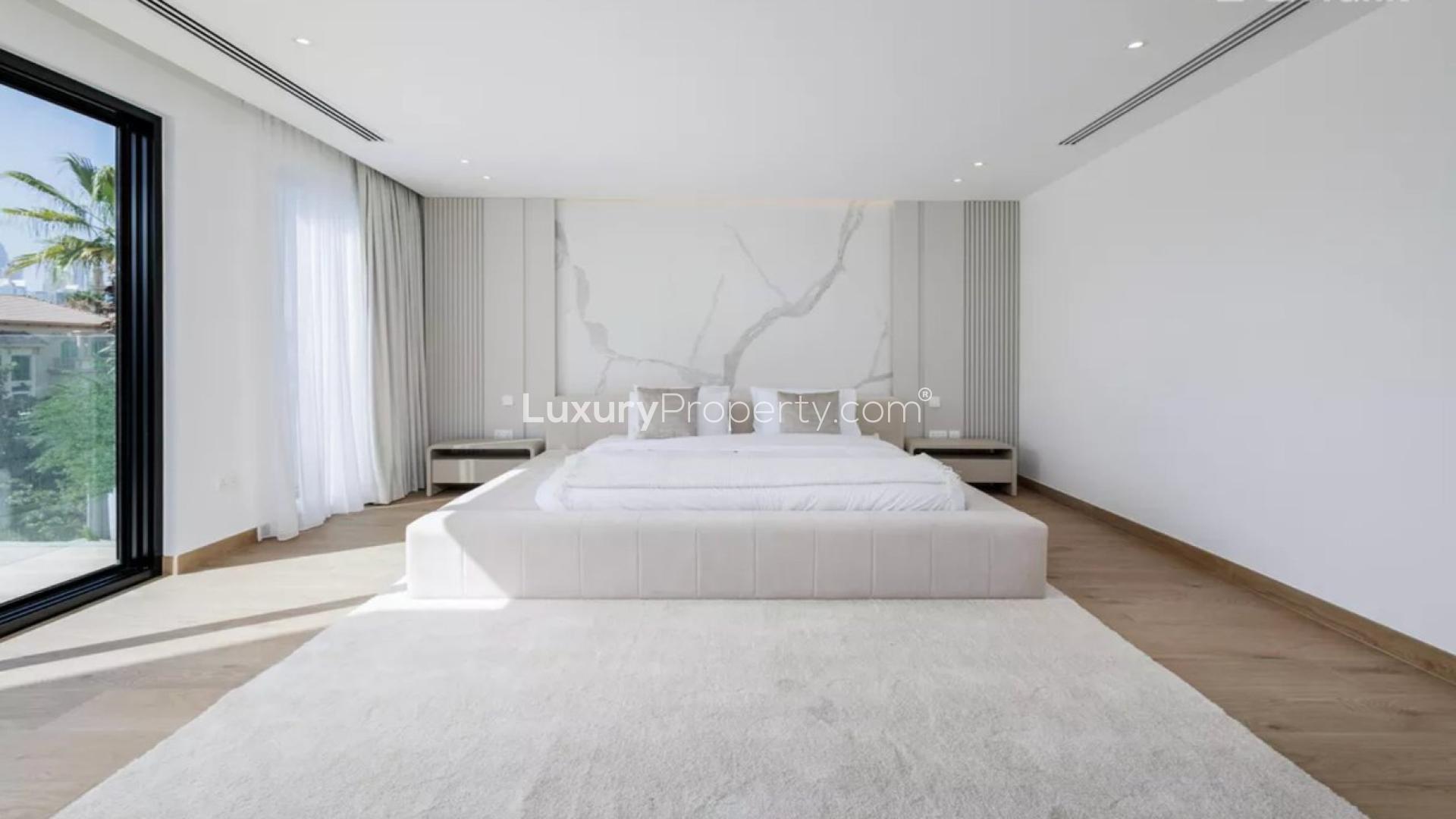 Villa with lake views, European Clusters, Jumeirah Islands, 4 bedrooms, 5 bathrooms, for rent