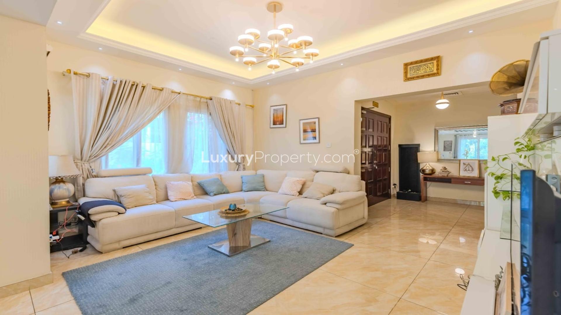 Charming villa with lush garden and patio in The Springs, available for rent
