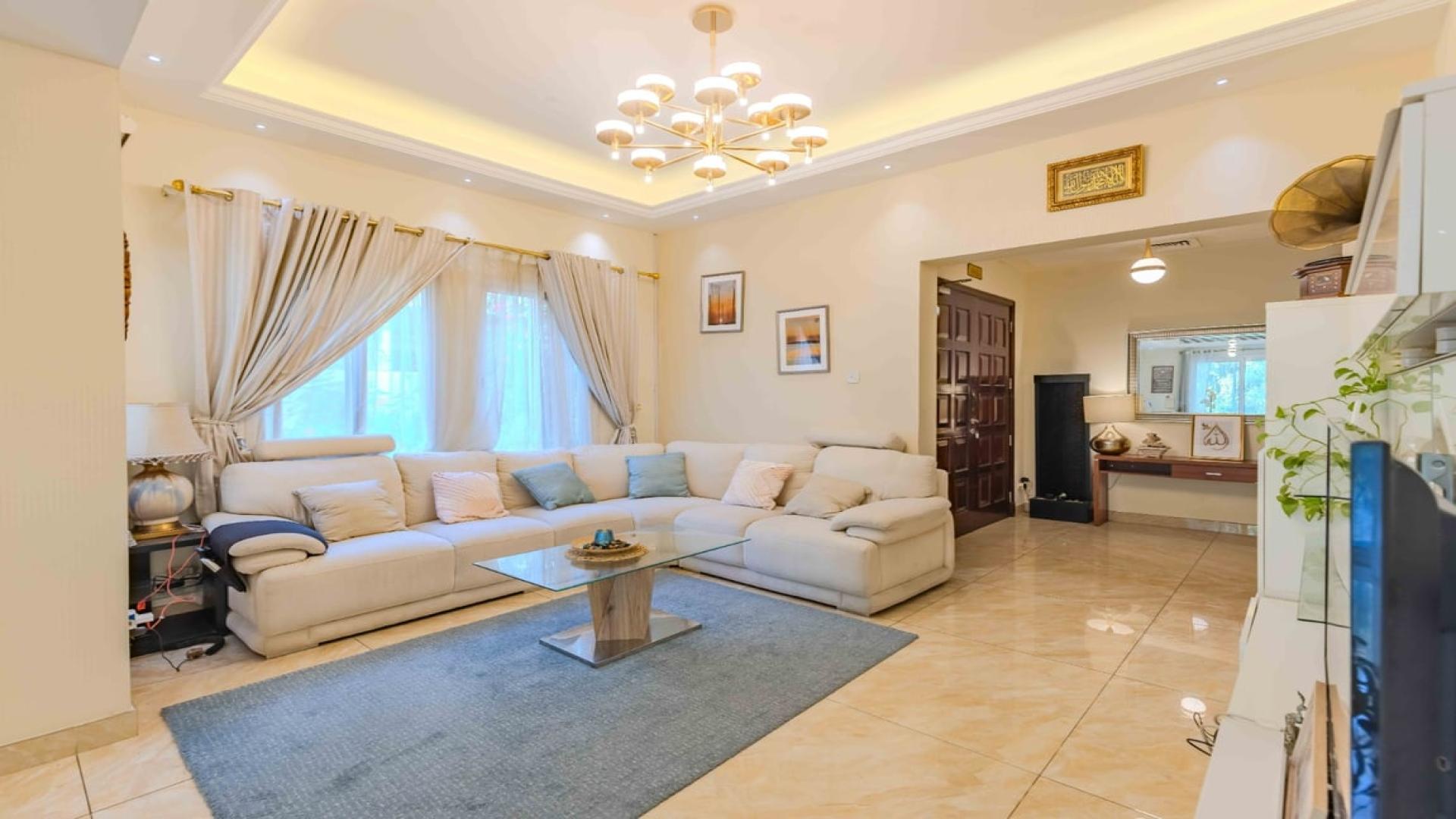 Charming villa with lush garden and patio in The Springs, available for rent